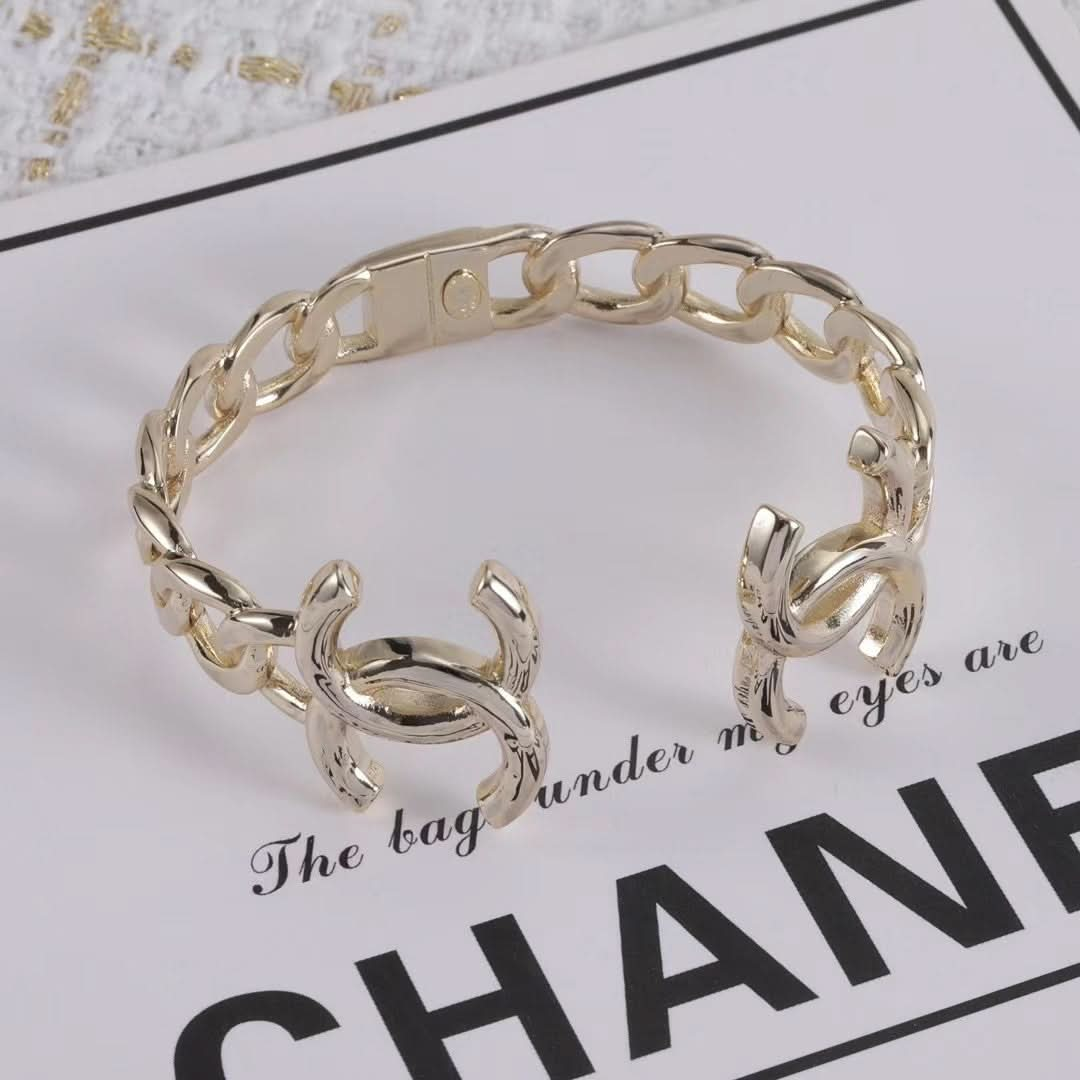 New semi-closed logo bracelet