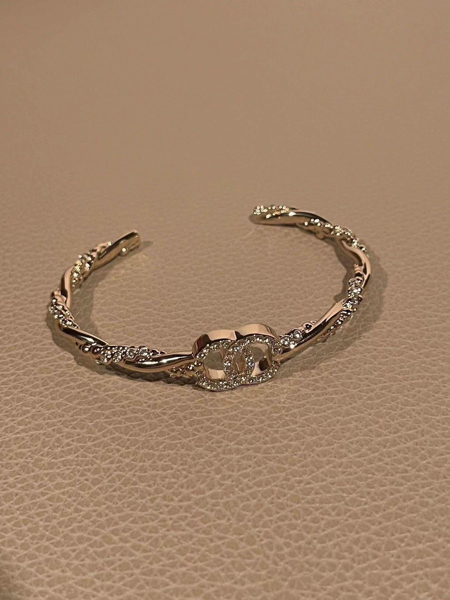 New semi-closed thin diamond bracelet