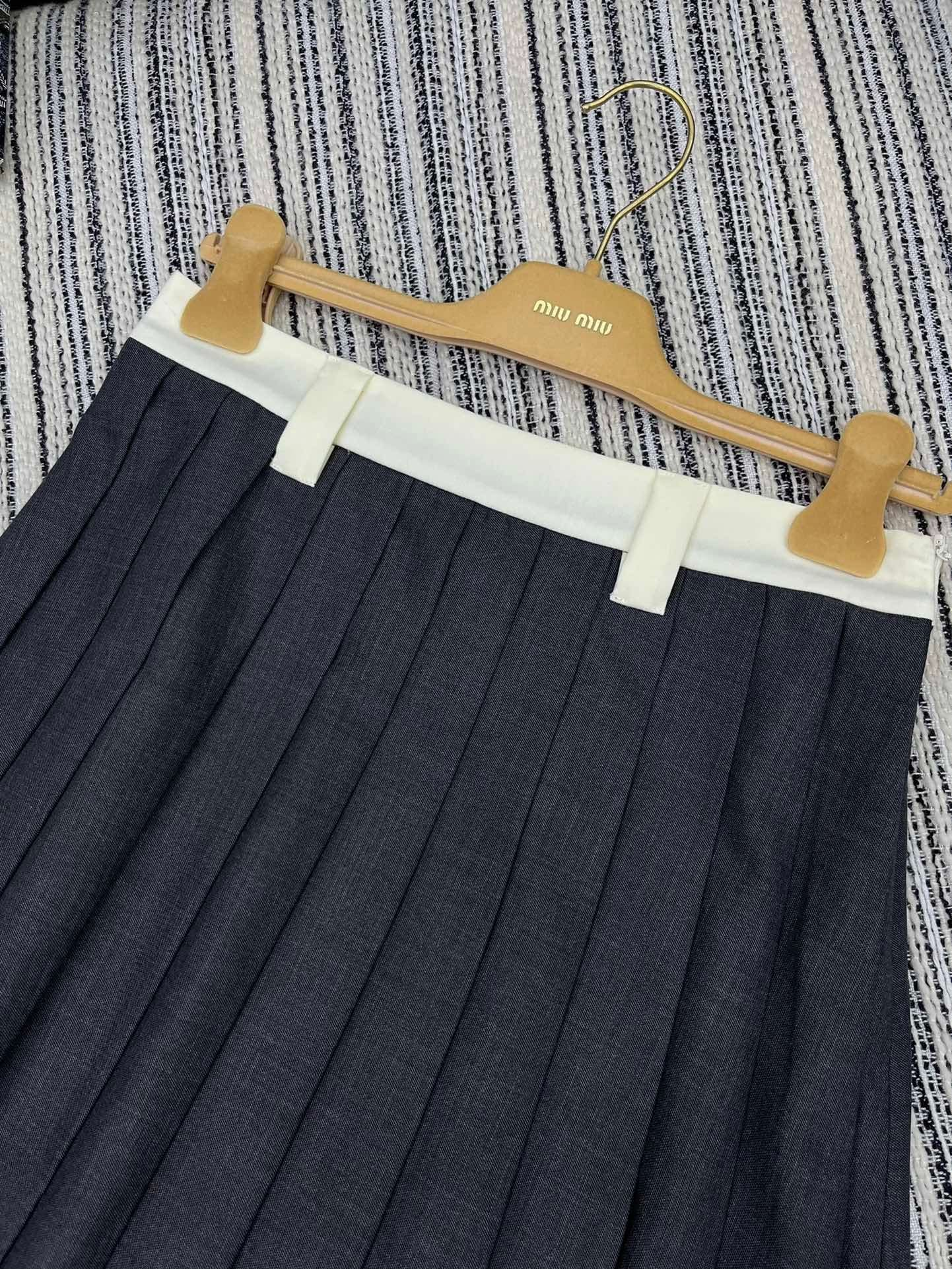 embroidered contrast color pleated skirt