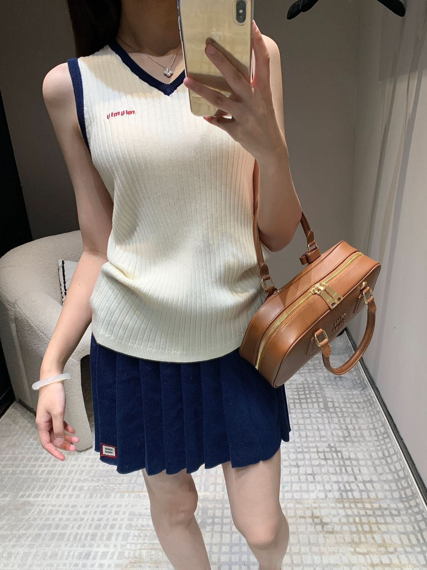 25 Early Spring V-neck knitted vest