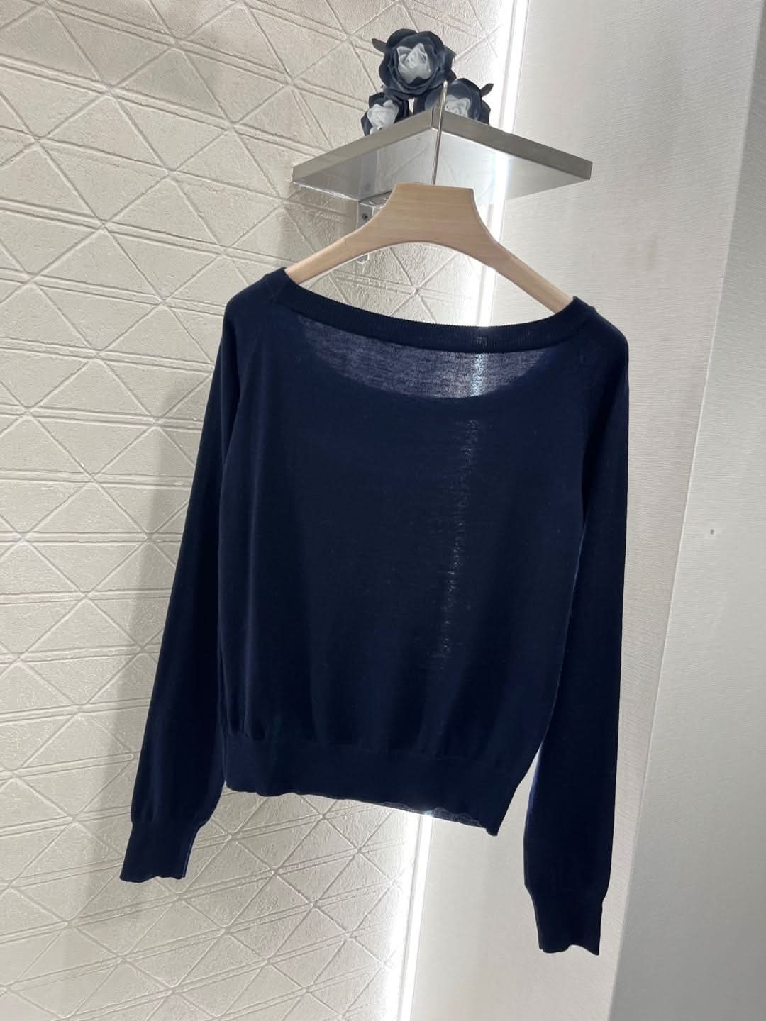 MIU-Off-Shoulder Letter Sweater - Silhouette Atelier 