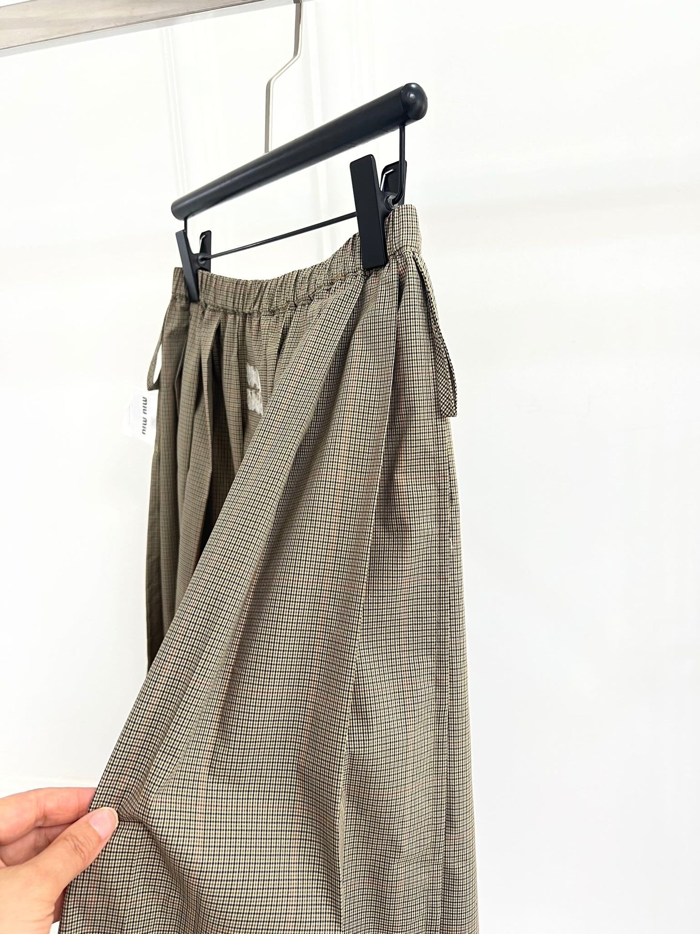 25SS Retro Plaid Pleated Skirt: Premium Emblem Charm