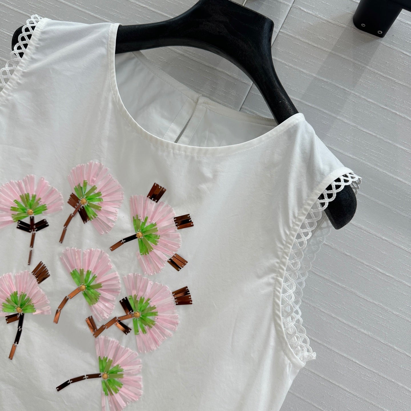 Floral embroidered sleeveless shirt