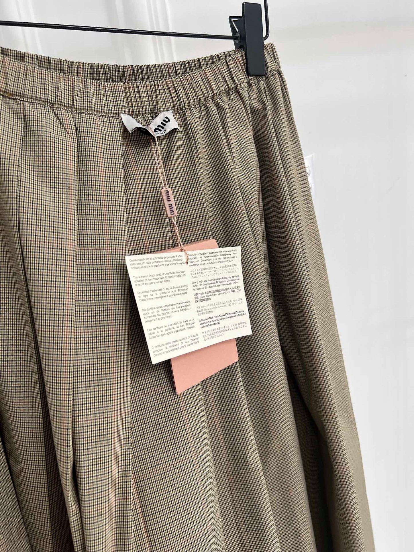 25SS Retro Plaid Pleated Skirt: Premium Emblem Charm