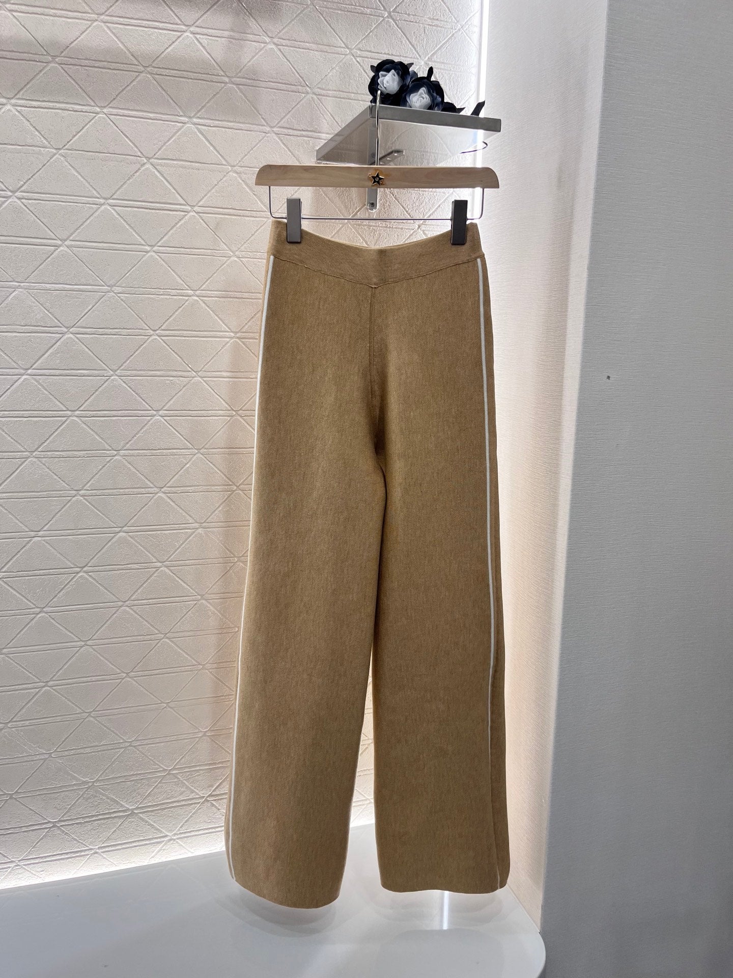 Fashionable wide-leg trousers