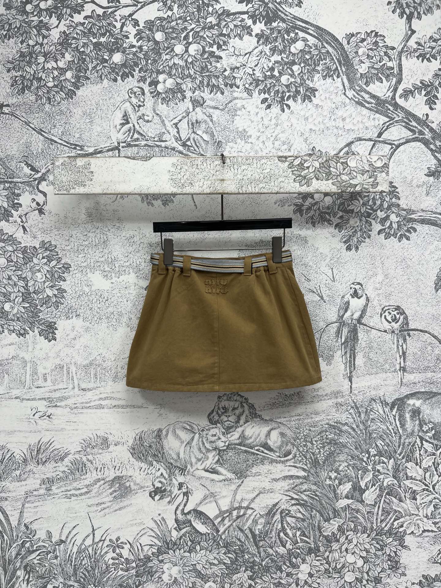 Chic High-Quality Mini Skirt in Luxe Fabric