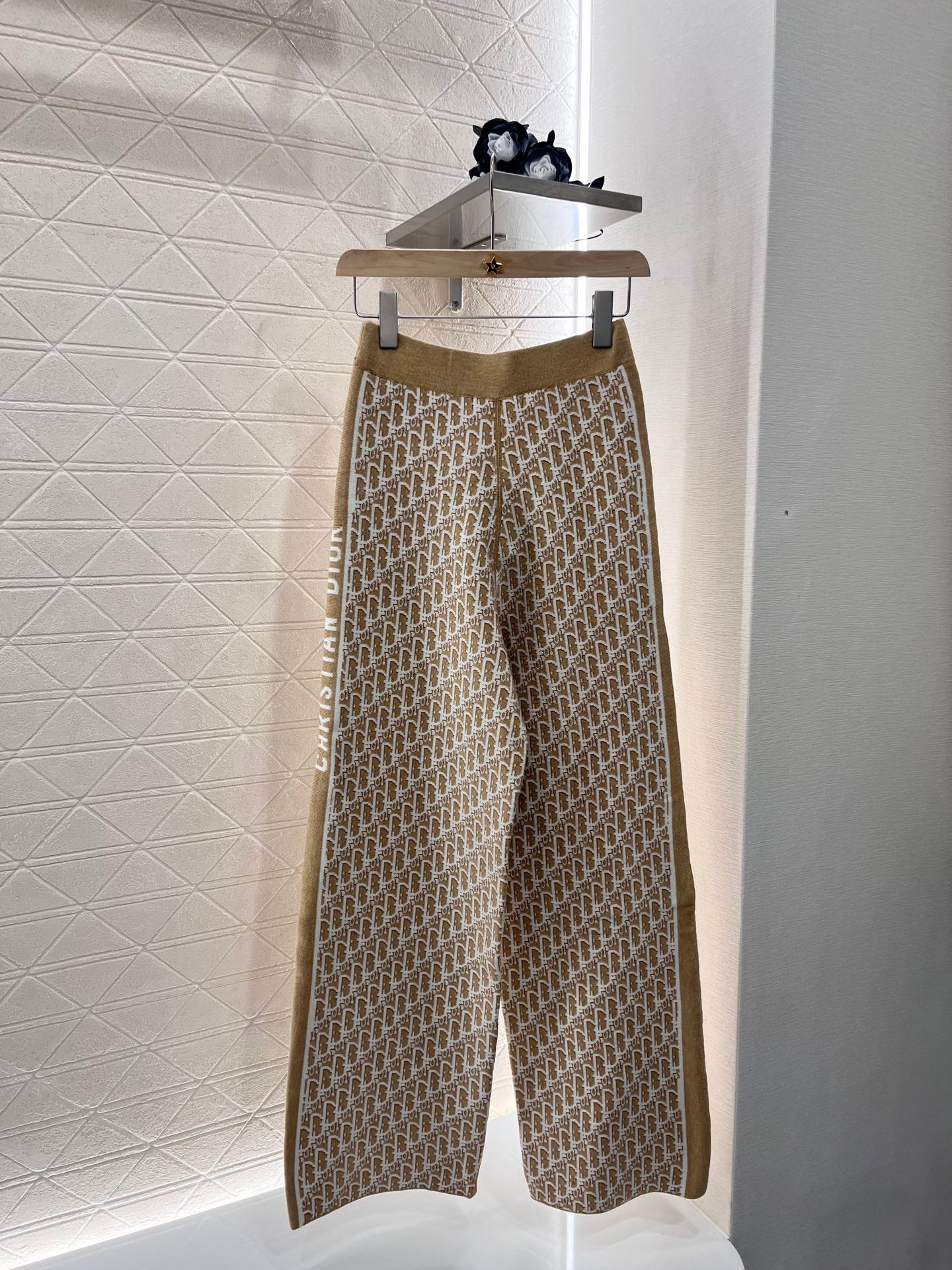 Fashionable wide-leg trousers