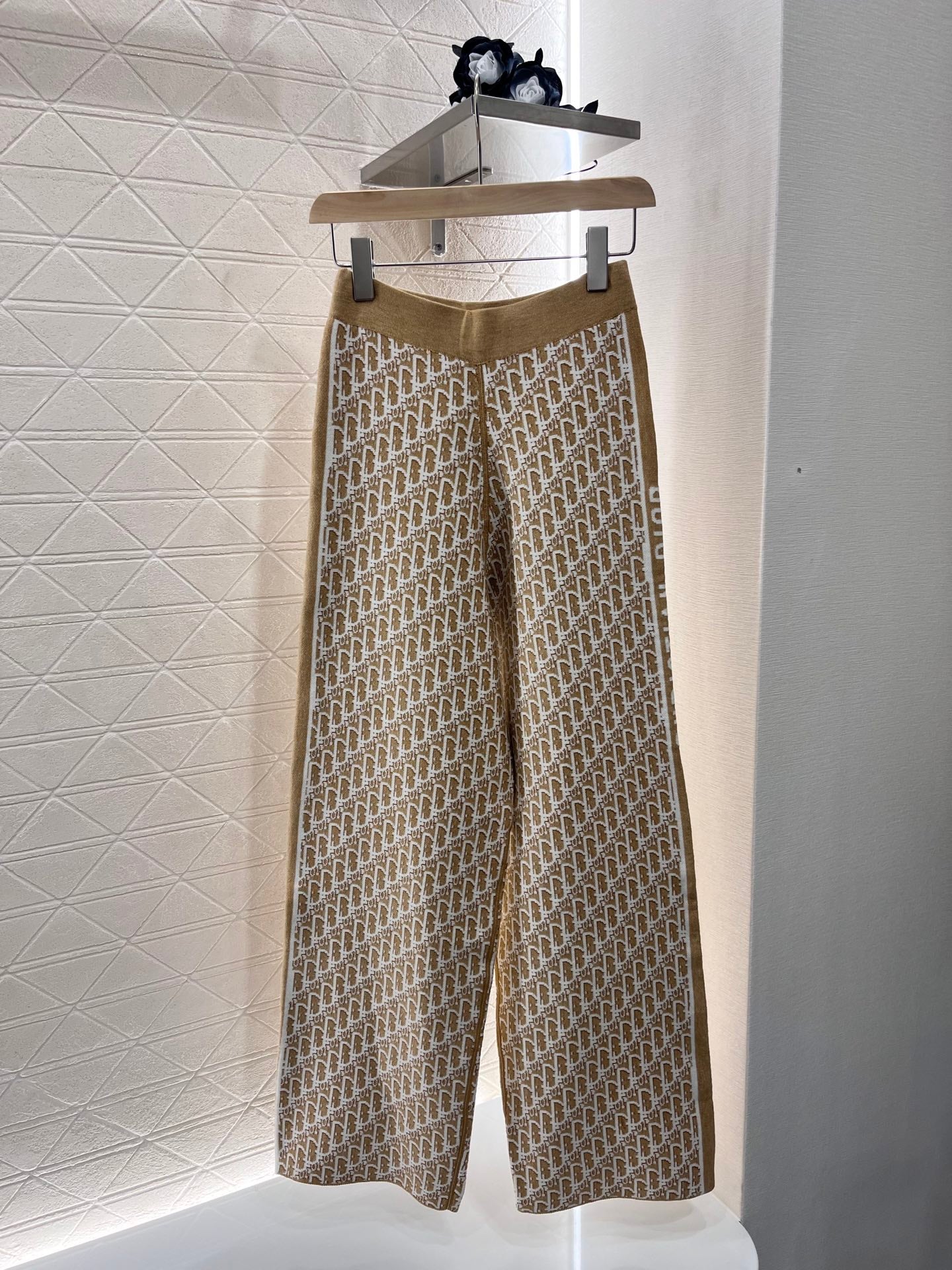 Fashionable wide-leg trousers