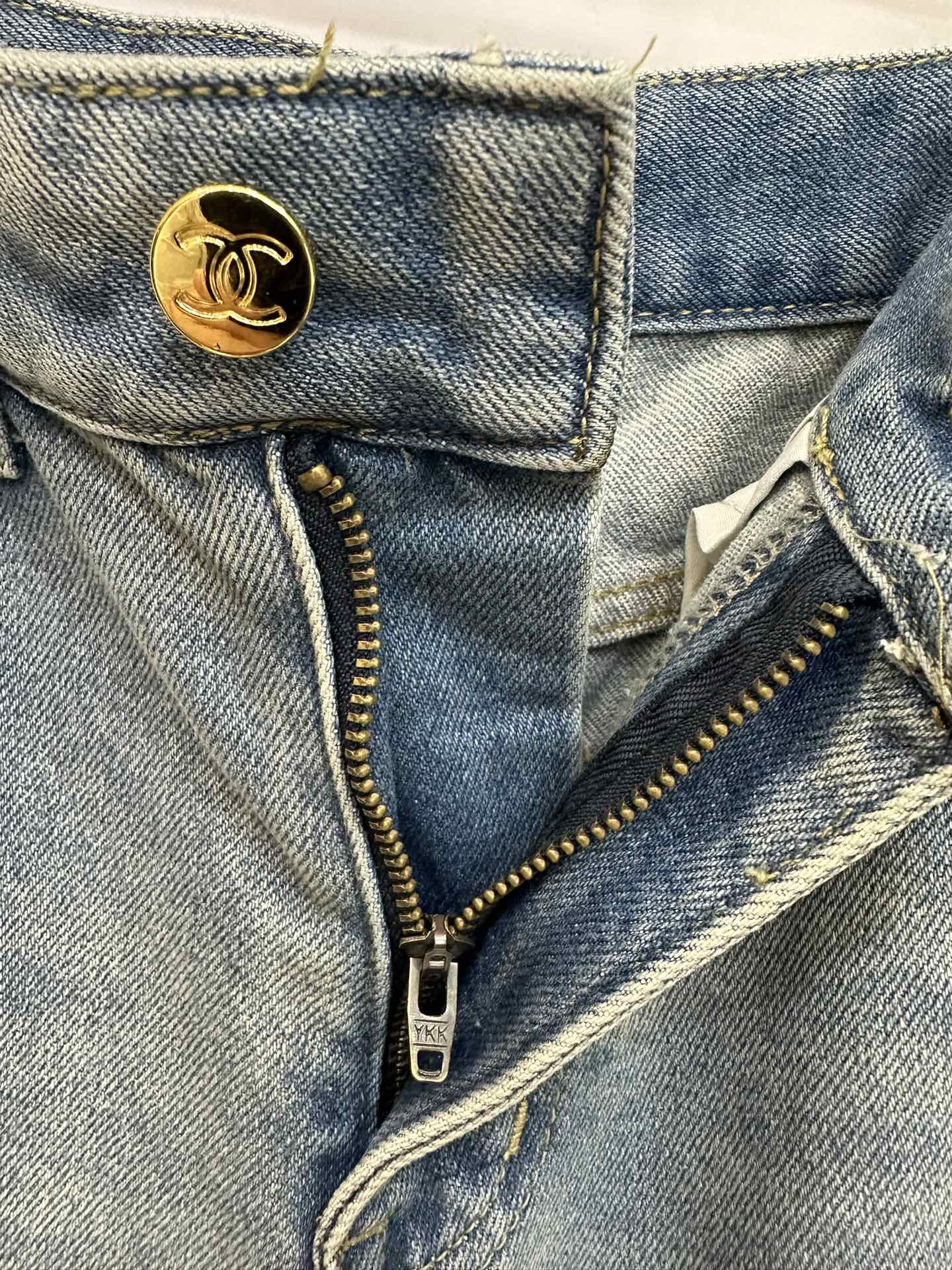 New Jeans with small logo embroidery