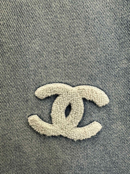 New Jeans with small logo embroidery