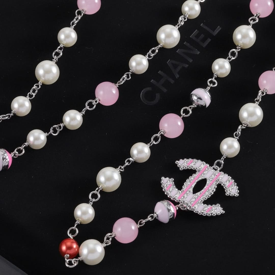 New Logo Color Pearl Sweater Necklace