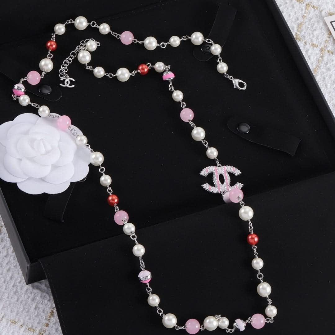 New Logo Color Pearl Sweater Necklace